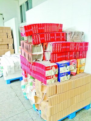 上好仁真廠內(nèi)，餡餅包裝盒成堆擺放著。