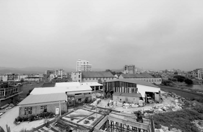 石材廠和民房距離很近?！”緢?bào)記者陳明哲攝