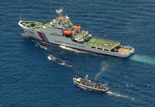 搭載士兵的菲律賓漁船29日突破中國的封鎖線，抵達(dá)仁