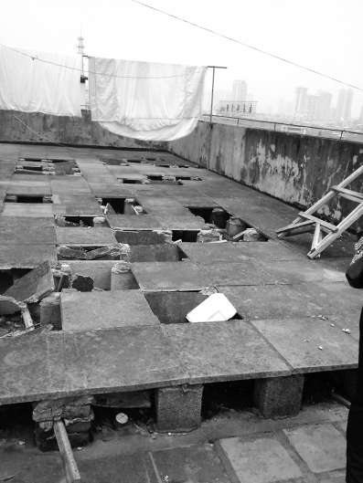 加蓋隔熱板后，護(hù)欄剩1.2米，只到人的腰部。