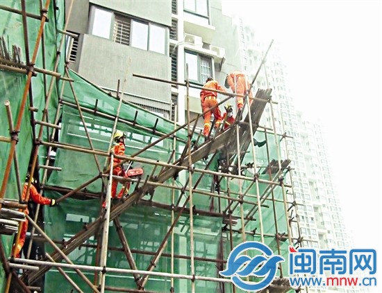 消防人員在腳手架上實施救援