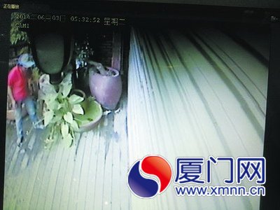 男子得手后，女子上前查看是否還有值錢的東西