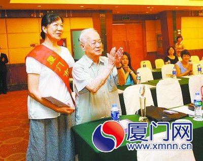 94歲的周紹民和女兒周躍