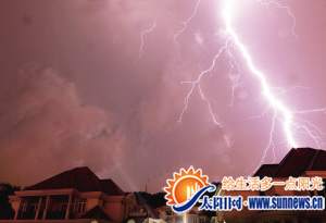 　昨晚，仙岳山上空電閃雷鳴，甚為壯觀