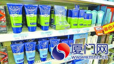 ■丁家宜產(chǎn)品藏身角落，要蹲下才能看到。