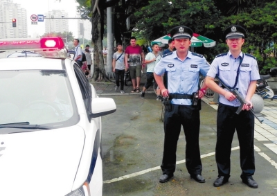 考場(chǎng)外面的警察配槍維持現(xiàn)場(chǎng)秩序