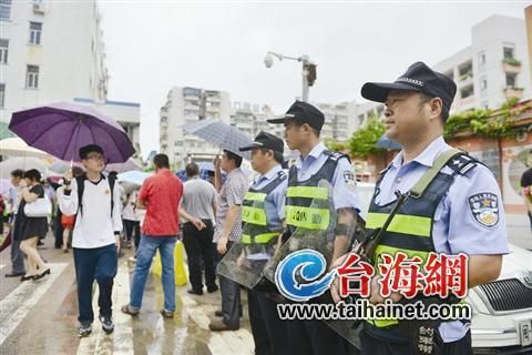 民警荷槍實彈保衛(wèi)高考