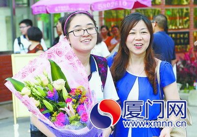 孩子走出考場，媽媽獻上鮮花表示祝賀。