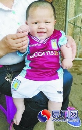 小平安咧開(kāi)嘴，萌態(tài)十足