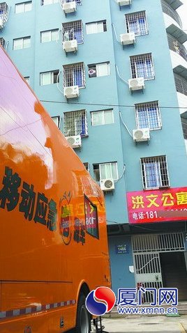 移動應(yīng)急電源車正停在洪文公寓樓下。