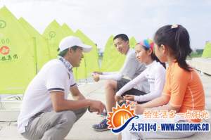 亞錦賽冠軍陳和池給參賽選手做出指導