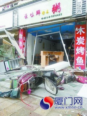 粥店被炸得一片狼藉