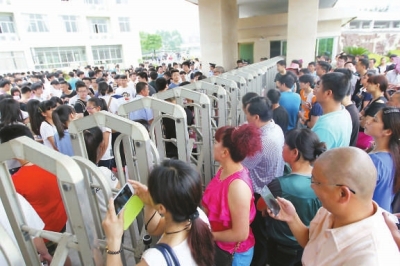 焦急的家長(zhǎng)正在等待孩子出考場(chǎng)。