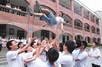 高考結(jié)束，松了一口氣的國(guó)光高級(jí)中學(xué)高三9班學(xué)子，