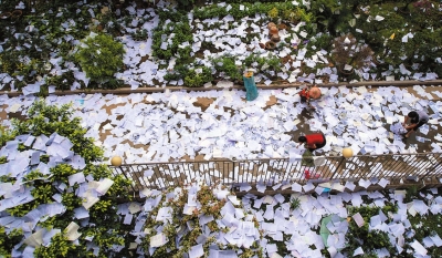 落滿試卷和復(fù)習(xí)資料的校園。