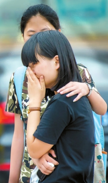 有的考生走出考場(chǎng)，情緒低落。