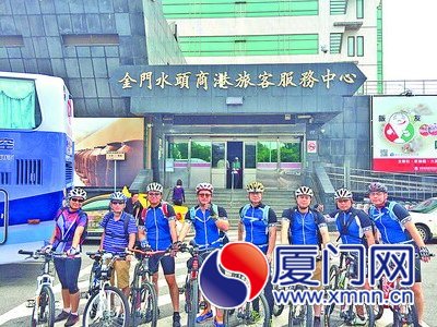 8名騎友在金門合影