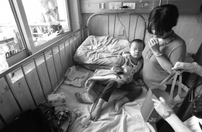 小智依偎在母親懷中。