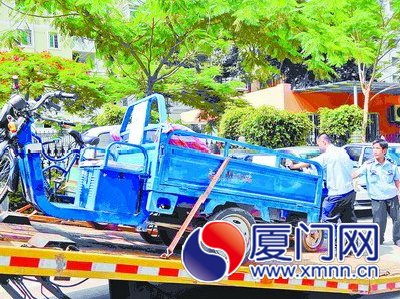 執(zhí)法人員查扣違法三輪車(chē)