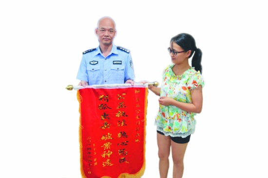 如數(shù)領(lǐng)回被騙巨款，贈(zèng)送錦旗給安溪警方。