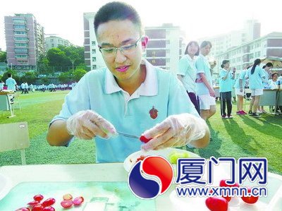 足球場變成廚房，學(xué)霸現(xiàn)場做菜。