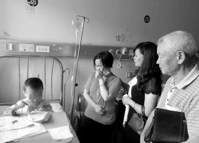 愛心人士看望小智。