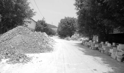 清理前，廢渣堆積如山。