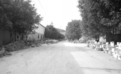 清理后，路面上廢渣基本看不到了。