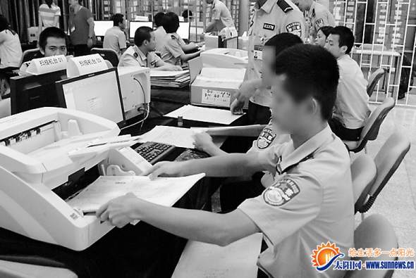 工作人員在掃描高考試卷