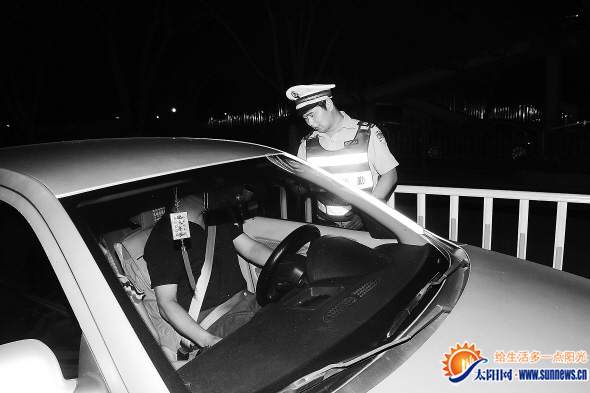 治安清查統(tǒng)一行動中，民警正在攔查車輛