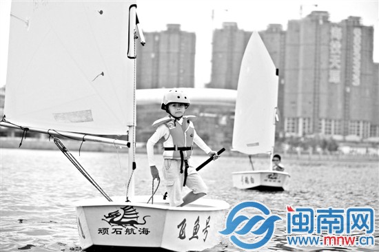 小選手在OP帆船上站立，頗像出征勇士