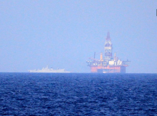 越南拍攝的中國?？樟α孔o(hù)衛(wèi)981鉆井平臺(tái)。