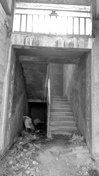 防洪堤樓梯內(nèi)臟亂不堪。