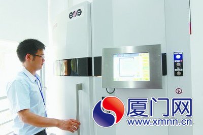 這個長得像冰箱的機器就是3D打印機。