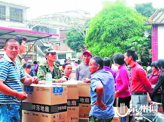 工人領(lǐng)取風(fēng)扇場(chǎng)景