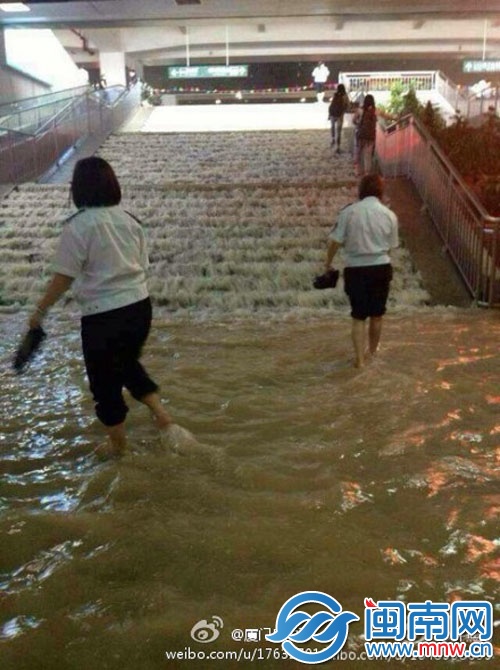網(wǎng)友戲稱，去廈門北站看瀑布
