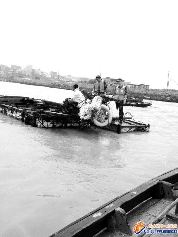 邊防民警將漁船、漁民護(hù)送上岸。