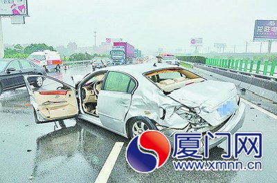 雨天路滑車撞隔離欄 司機(jī)沒系安全帶彈出車廂