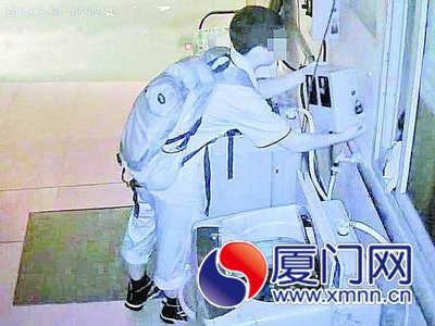 竊賊拔下投幣鐵箱