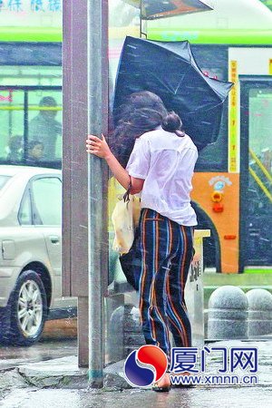 到廣告牌后躲一躲