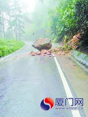 大石頭砸到路面上