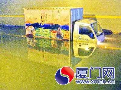 小貨車在水中拋錨