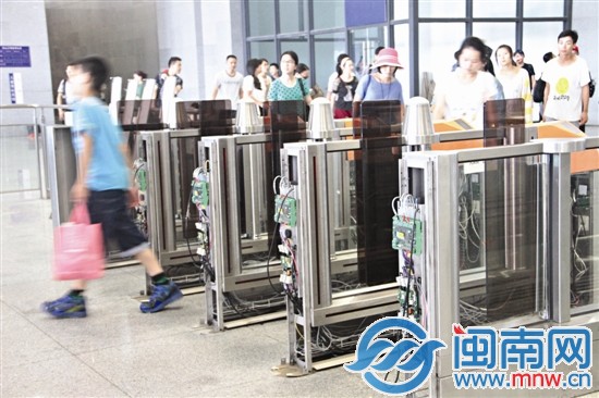 負一層南出站口已恢復使用，但過票閘機泡了水，被拆