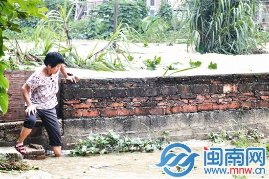 水淹院子，村民涉水而過