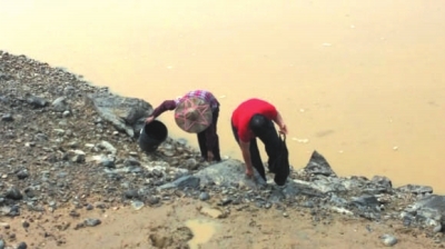 灘涂上撿田螺 轉身就是深水