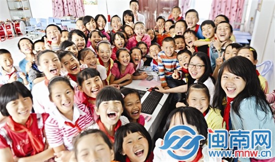 很多孩子們期待，有人能在暑假教他們唱歌跳舞