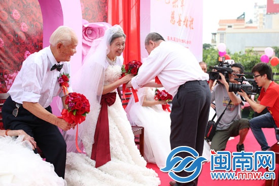 婚禮現(xiàn)場，老爺爺和老奶奶接受獻花