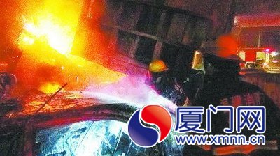 掉頭不慎三車(chē)抱團(tuán)變“火車(chē)” 三司機(jī)及時(shí)逃生無(wú)傷亡