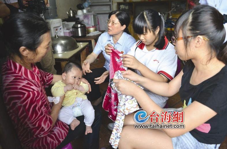 肇事司機(jī)女兒看望奇跡寶寶