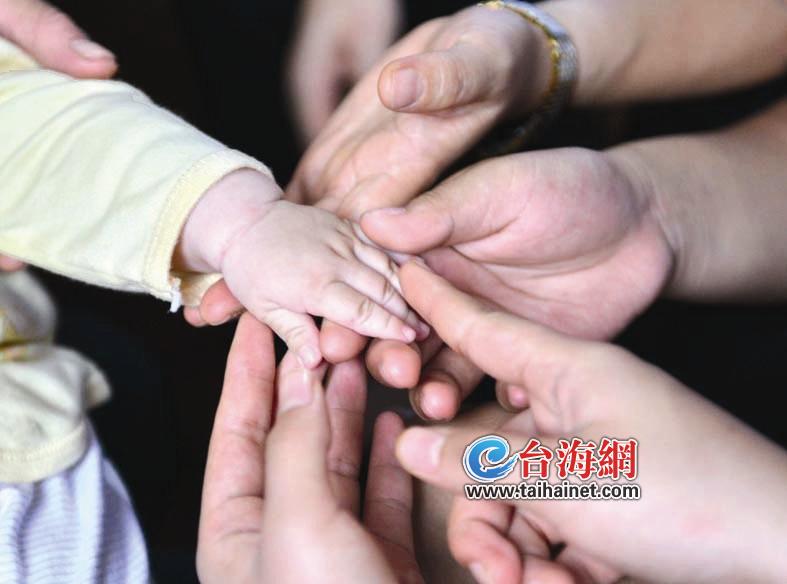 肇事司機(jī)女兒看望奇跡寶寶1